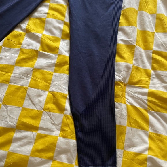 VS PINK COLLEGIATE PRINT CREW NECK SWEATSHIRT & VS PINK SEAMLESS LEGGINGS SET - Picture 8 of 11